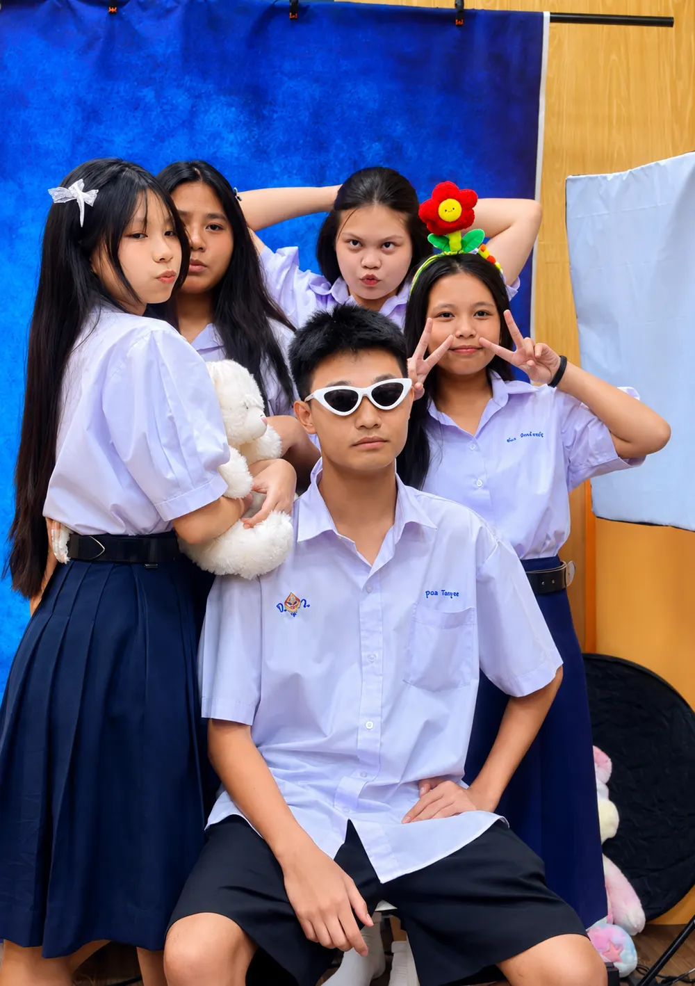 กลุ่มนักเรียนถ่ายรูปสนุกๆ ที่โฟโต้บูธ NK Board Game