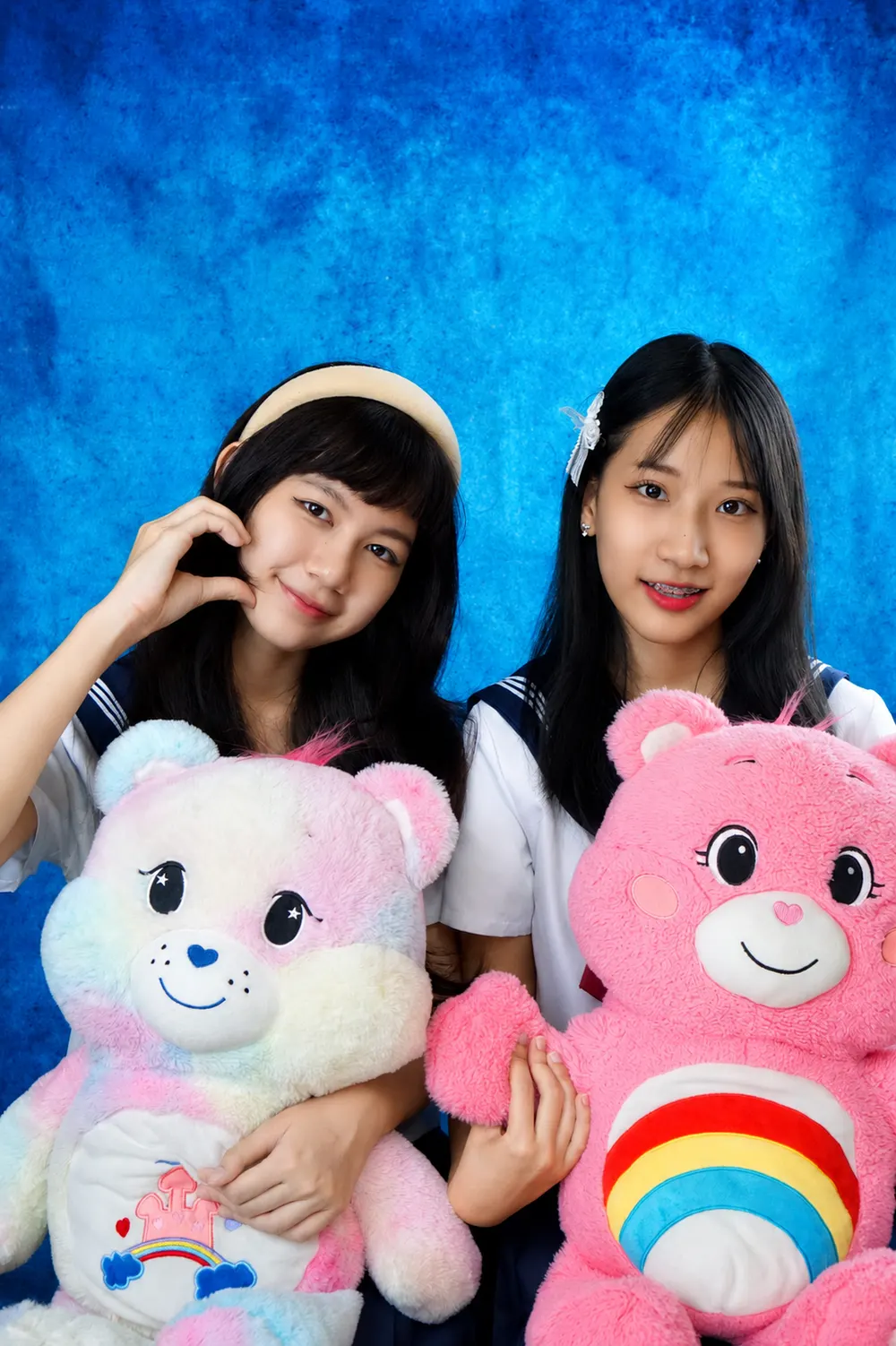 กลุ่มเพื่อนถ่ายรูปกับตุ๊กตาน่ารักที่โฟโต้บูธ NK Board Game