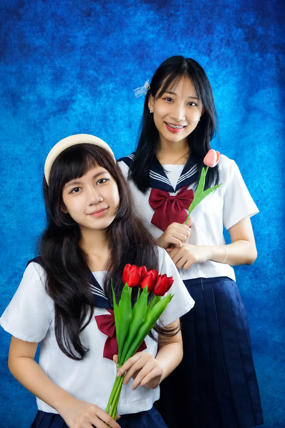 เพื่อนๆ ชุดนักเรียนถือช่อดอกไม้ถ่ายรูปที่โฟโต้บูธ NK Board Game