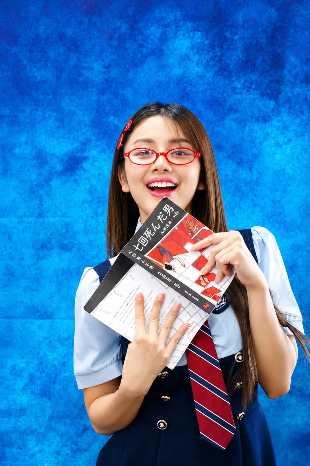 นักเรียนถ่ายรูปกับพร็อพสเลทหนังที่โฟโต้บูธ NK Board Game
